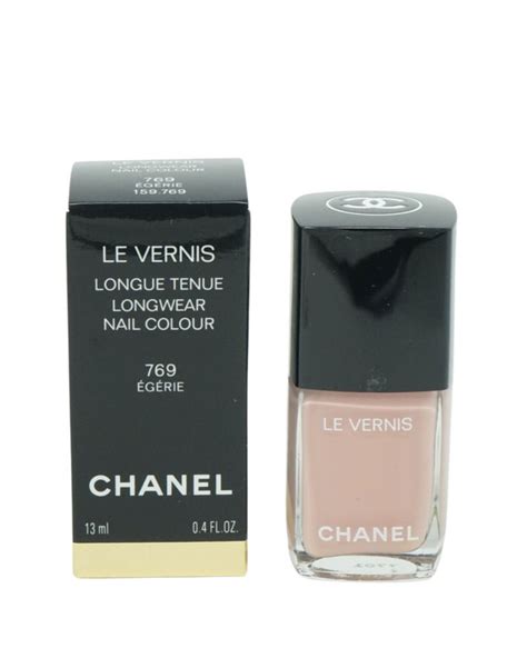 égérie chanel n 5|vernis à ongles chanel.